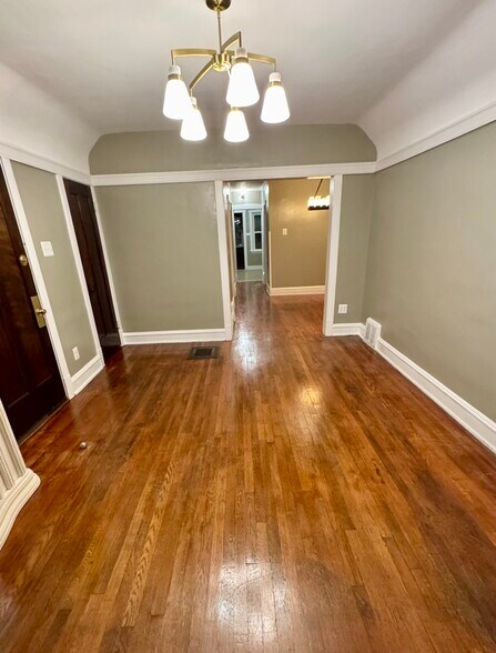 Building Photo - 4704 W Waveland Ave