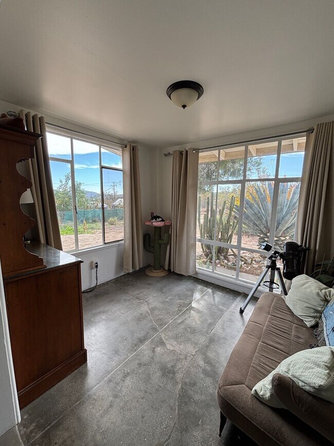 Building Photo - Charming Desert Retreat