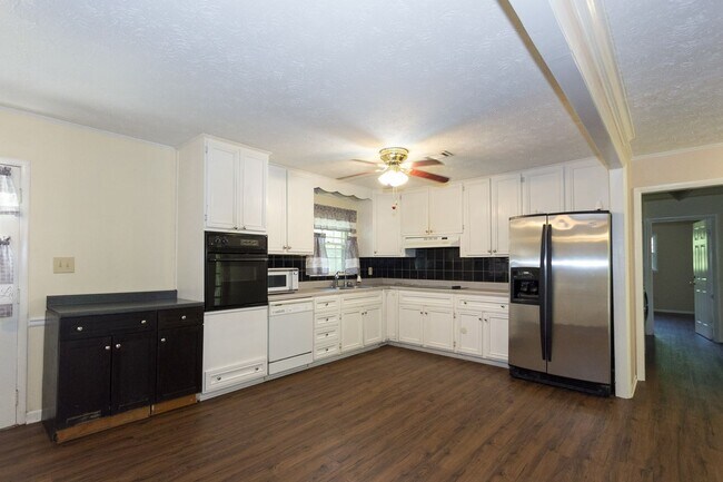 Building Photo - COMING SOON - 3 Bedroom 2 Bathroom Open Floorplan