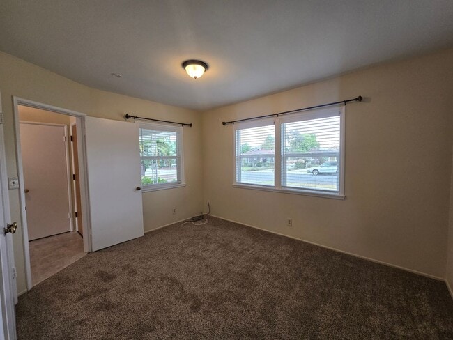 Building Photo - Charming Single Story Home