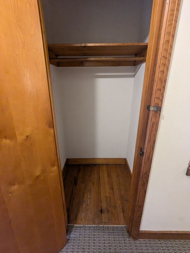 Building Photo - Large 1 Bedroom Plus Den