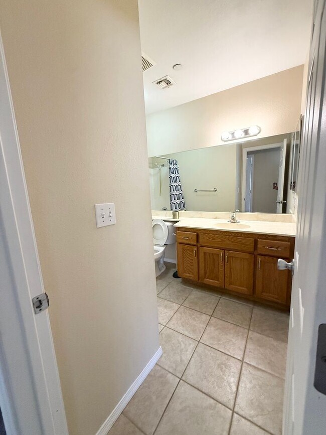 Building Photo - Move in special! 3 bedroom corner home close to Boy and Girls Club!
