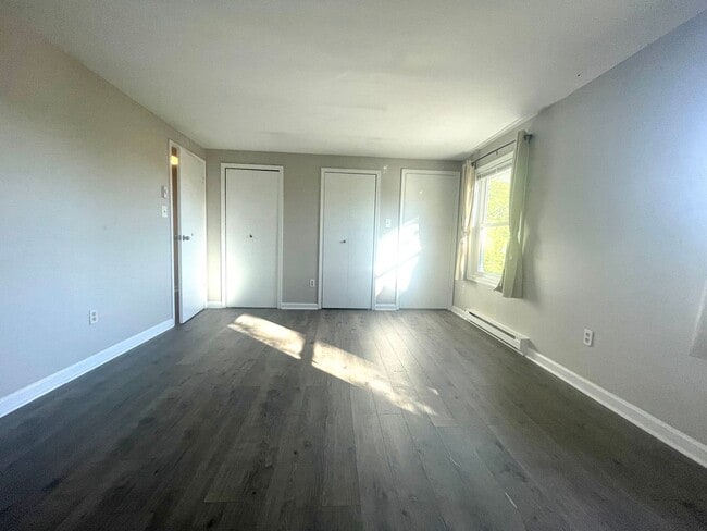 Building Photo - Updated 2 Bedroom  Townhouse