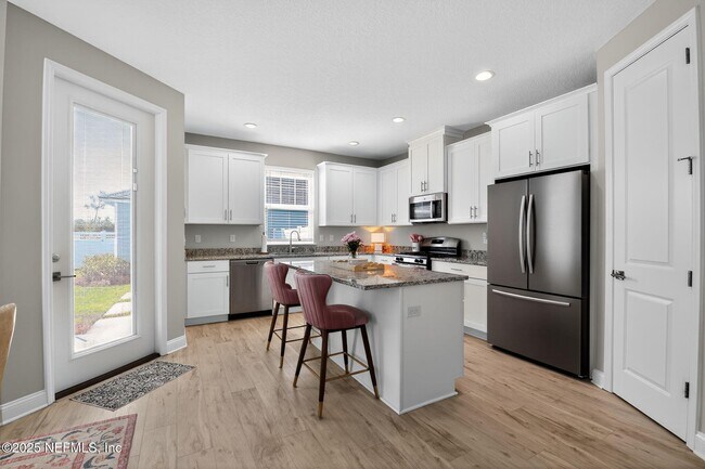 Building Photo - 244 Daydream Ave