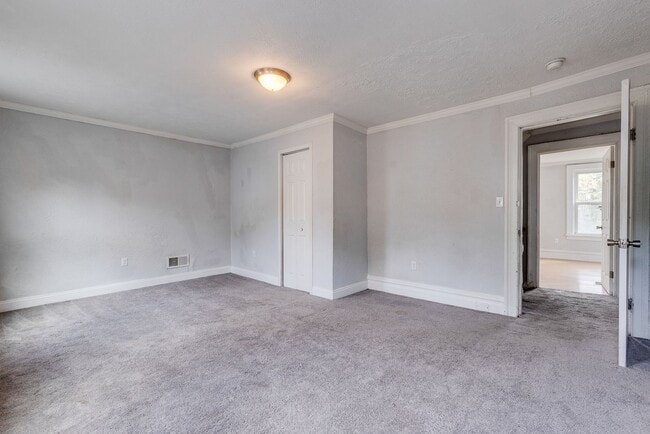 Building Photo - Available NOW - Spacious 6 Bedroom, 2 FULL Bath Home Located in South Side Slopes!