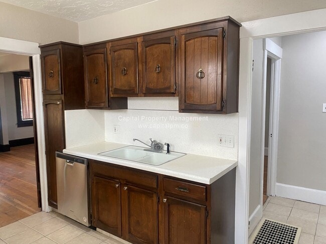 Building Photo - 2 Bedroom House