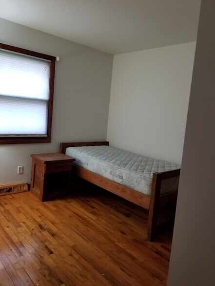 Bedroom 2 - 118 Chanticleer Ln NE