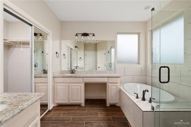 Building Photo - 25 Amistad Cir