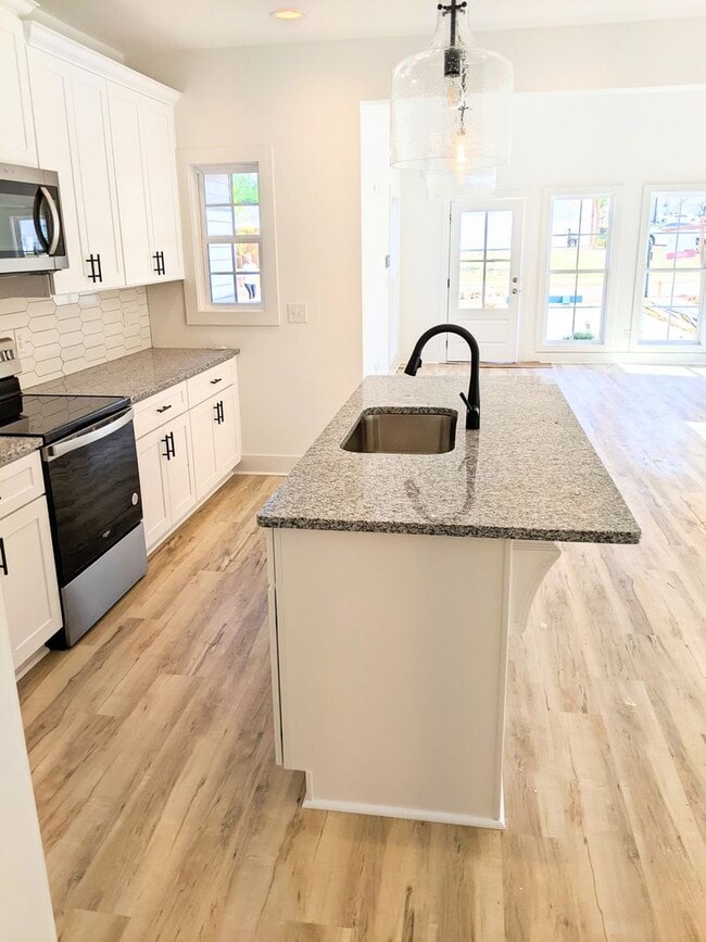 Building Photo - 2 Bedroom Cottage in Fox Run Village!