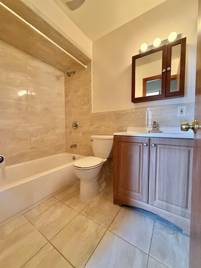 Building Photo - 406 5th St