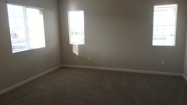 Building Photo - Beautiful 3 bedroom 2.5 bathroom home for rent in Lincoln!