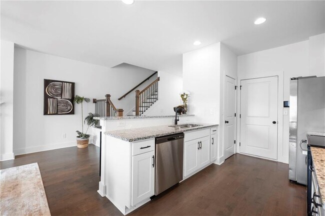 Building Photo - 5873 Greystone Dr