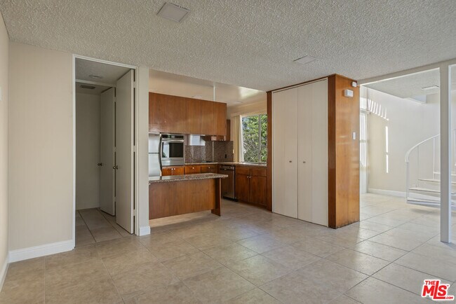 Building Photo - 4171 Del Mar Ave