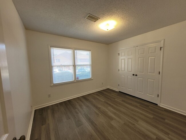 Building Photo - Adorable 2 Bed/1 Bath Condo - One Story - ...