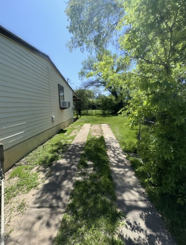 Building Photo - 2 Bed/ 1.5 Bath with a bonus area in Kille...