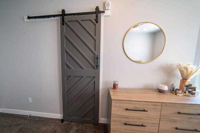 Building Photo - Gorgeous Modern Townhome in Draper