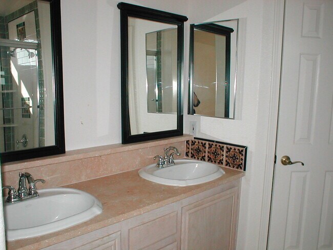 Building Photo - 628 Rolling Valley Way