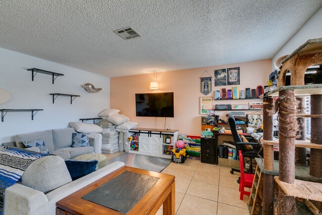 Building Photo - Cute and Cozy 2-bedroom 2-bathroom Townhom...