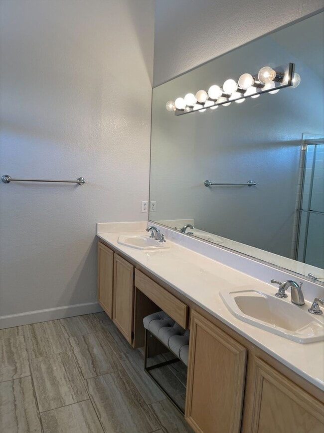 Building Photo - 3 Bedroom 2 Bath Home Off Durango