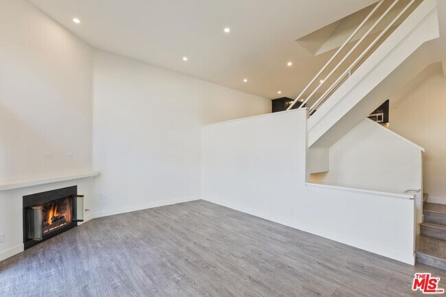 Building Photo - 6930 De Celis Pl