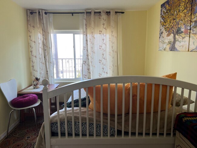Bedroom 2 - Queen size bed, small table and chair - 1627 15th Ave