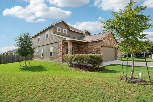 Building Photo - Price Improvement! This 4 bed, 2.5 bath ho...