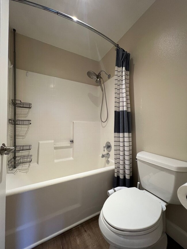 Building Photo - Spacious 1 Bedroom 1 1/2 Bathroom Townhome...