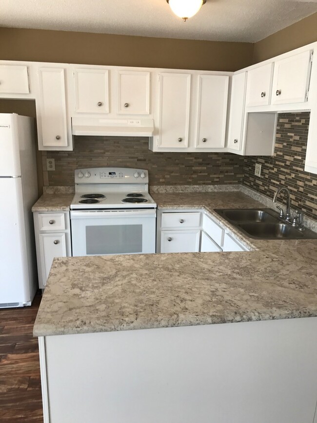 Building Photo - 3208 Village Dr SW