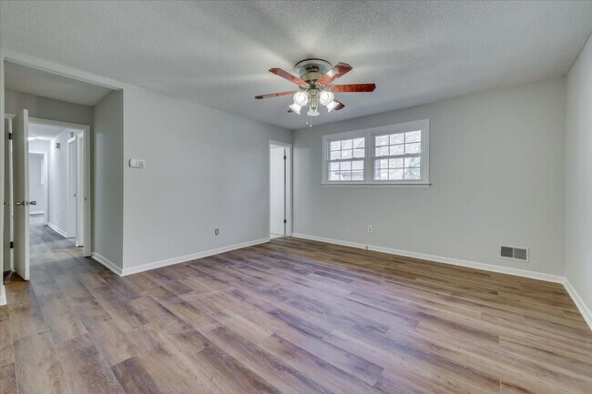 Building Photo - 3 Bed/2Bath home with garage, sunroom, and shed in Martinez