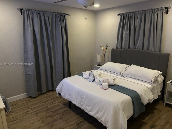 Building Photo - 5289 N Andrews Ave