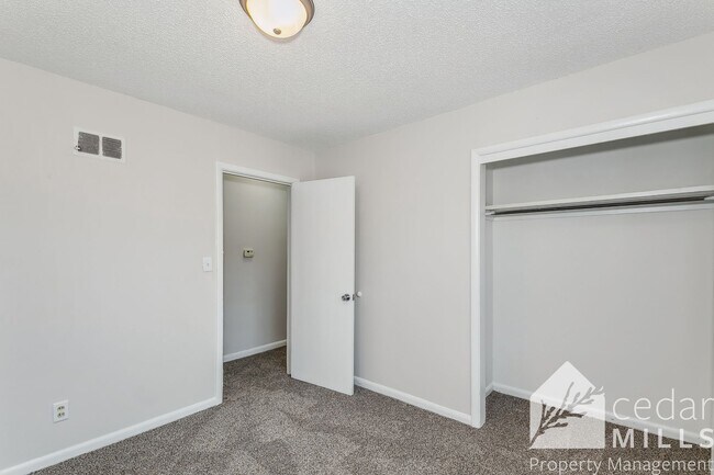 Building Photo - Remodeled Duplex Conveniently Located Near WSU!