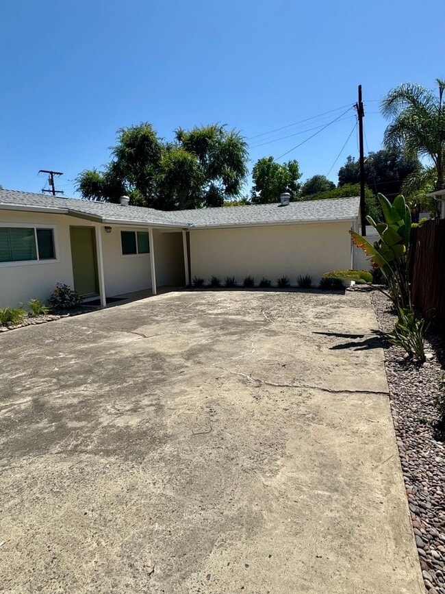 Building Photo - Beautiful & Welcoming 3 Bed/2 Bath Walking...
