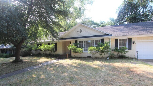 Primary Photo - Beautiful 3 Bedroom 2 Bath with Large Back...