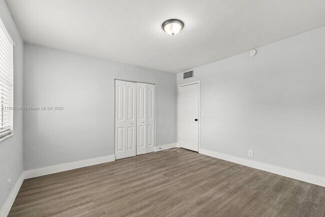 Building Photo - 1530 Crescent Cir