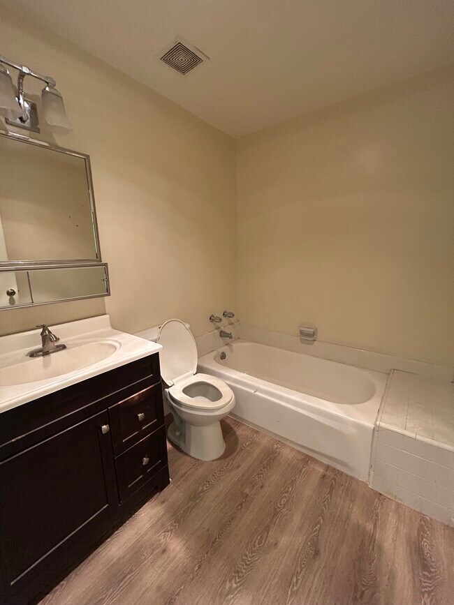 Building Photo - 548 Short St