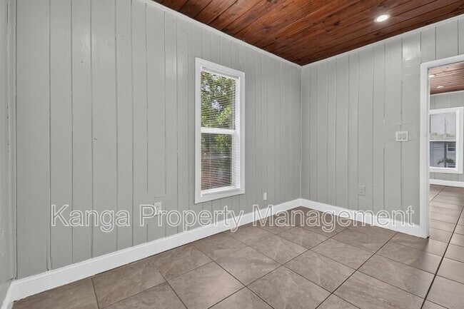 Building Photo - 887 7th St