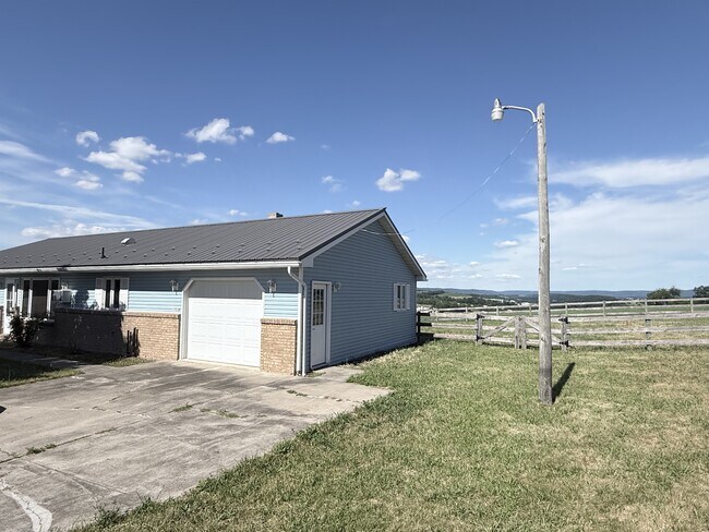 Building Photo - 90 Boyer Rd