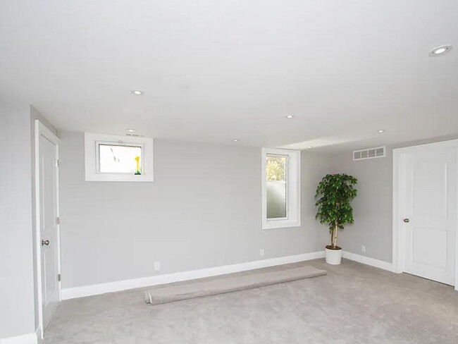 Building Photo - Large home in a convenient location