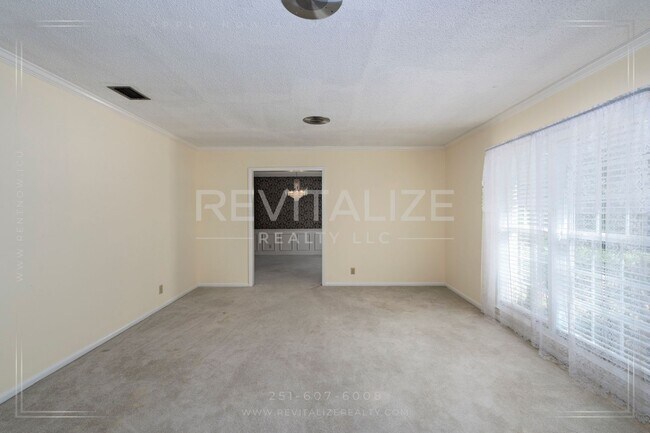 Building Photo - Beautifully Preserved 4 Bd / 3 Ba Vintage ...