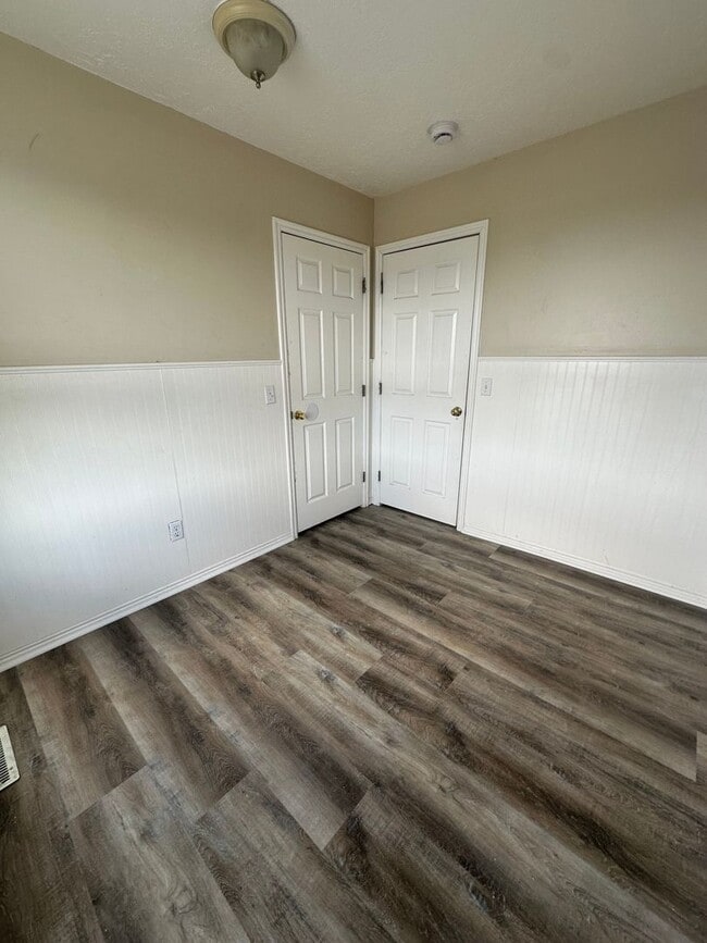 Building Photo - BEAUTIFUL TOWNHOME!!!