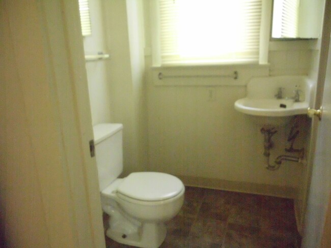 Building Photo - 4Bd 2Bath Available Now 6 month lease only...