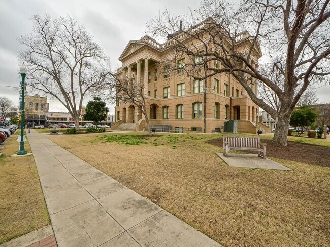 Building Photo - 506 Lakeway Dr