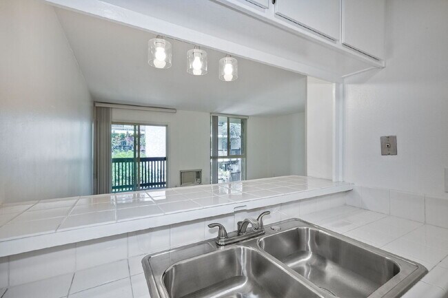 Building Photo - 1/2 off 1st month rent move in special at the Bluffs!!!