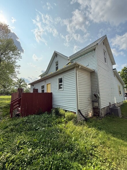 Building Photo - 26 E 1st St