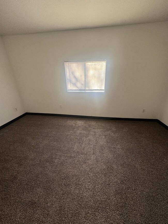 Building Photo - $400 OFF Move In Special!  Second Level Unit  2 Bed/1 Bath  Apt - $800/$800