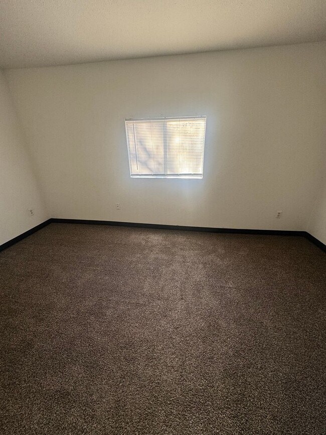Building Photo - $435 OFF Move In Special!  Second Level Unit  2 Bed/1 Bath  Apt - $875/$875