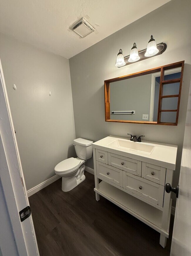 Building Photo - Rare find! Pristine townhome near Trax!