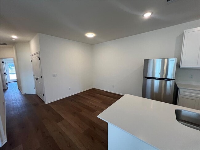 Building Photo - 300 Aaran Way