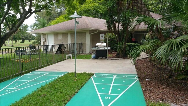 Building Photo - 2950 N Palm Aire Dr