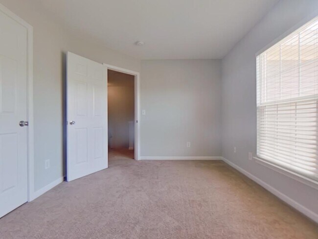 Building Photo - 3926 Fountain Village Cir